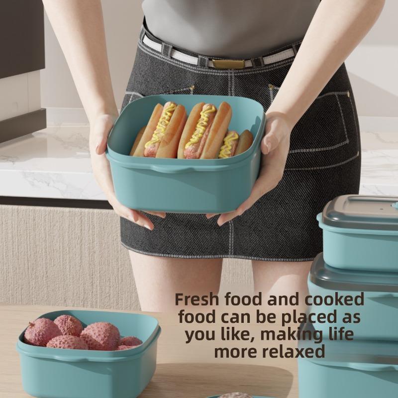 Leichte zweilagige Kunststoff-Lunchbox mit Fächern für Mahlzeiten von Schülern. Mikrowellengeeignet. Wird mit einem Behälter für Dippsauce geliefert.