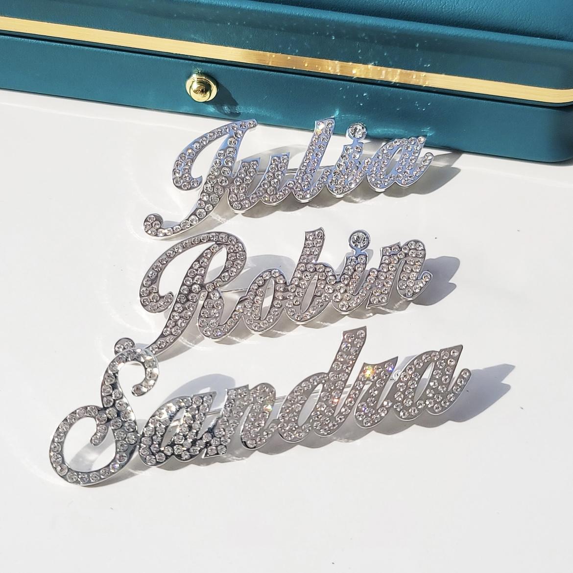 QIUHAN Personalized Script Letter Custom Name Brooch Pins Custom Name Brooches White Zircon&Silver Plated серебряный