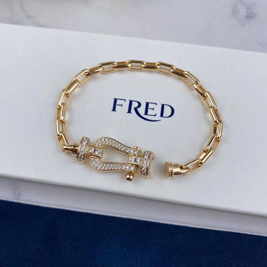 Fred High-End Náramek s podkovovou sponou a červenou šňůrkou s diamanty z 18karátového růžového zlata pro páry