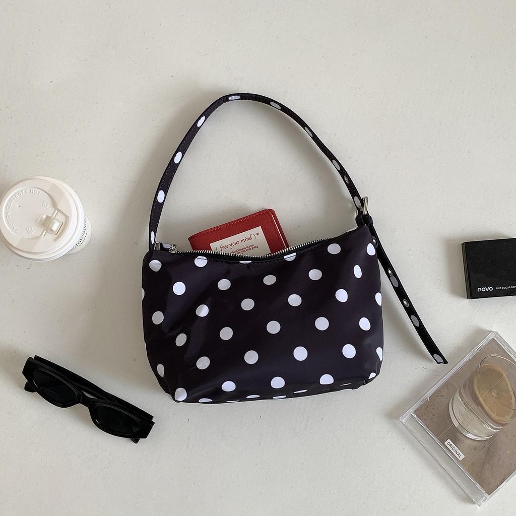 Korean Version of Casual and Fashionable Nylon Handbag, New Women's Commuting Niche Wave Point Armpit Bag