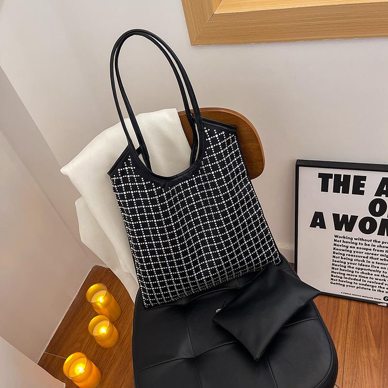 Large capacity shoulder messenger bag New fashion handbag Commuter diamond armpit bag