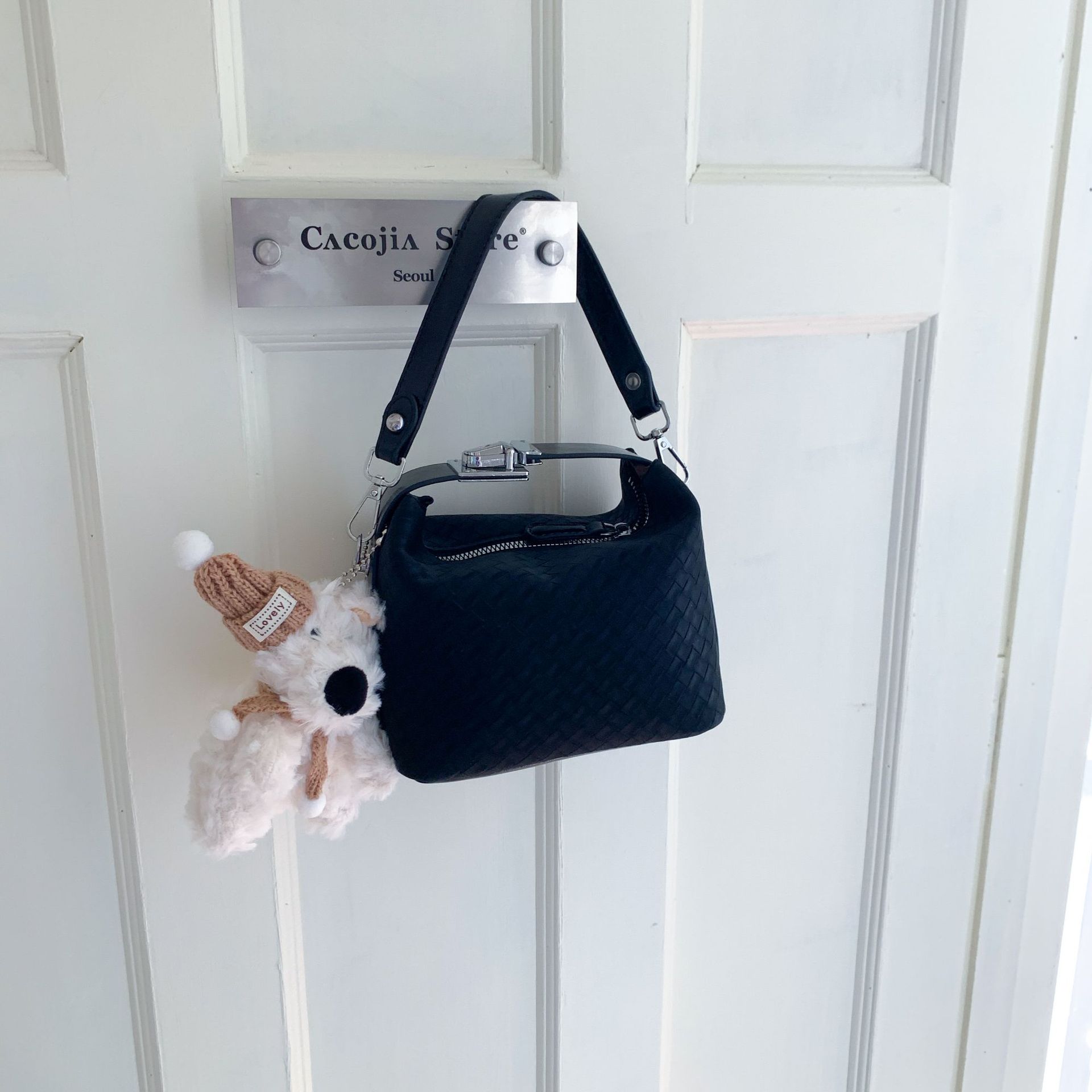 

2025 retro casual personality new light luxury fashion woven lines summer simple solid color handbag women No pendant (17 * 10 * 14) чёрный