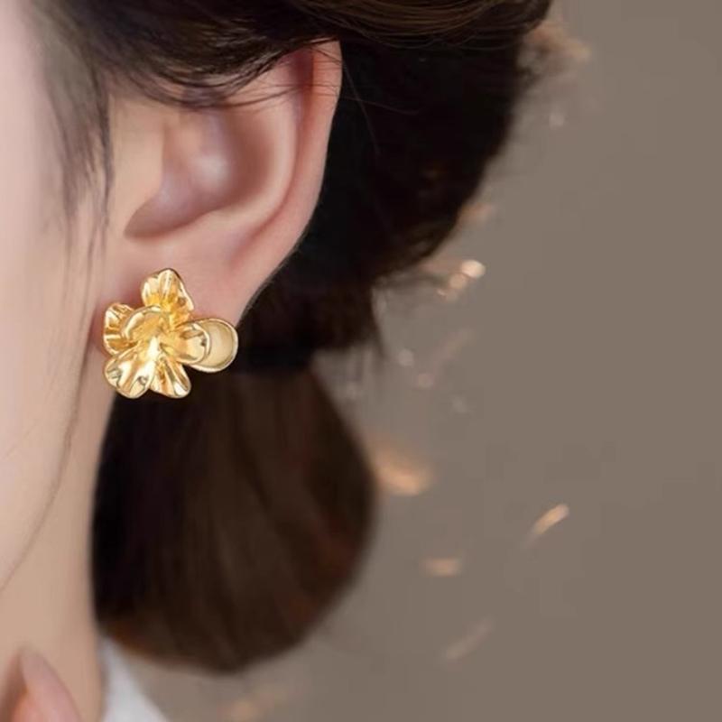 Women's Luxury Niche Design Golden Petal Earrings French Retro Metal Opal Flower Stud Earrings for Women Elegent Jewelry Gifts