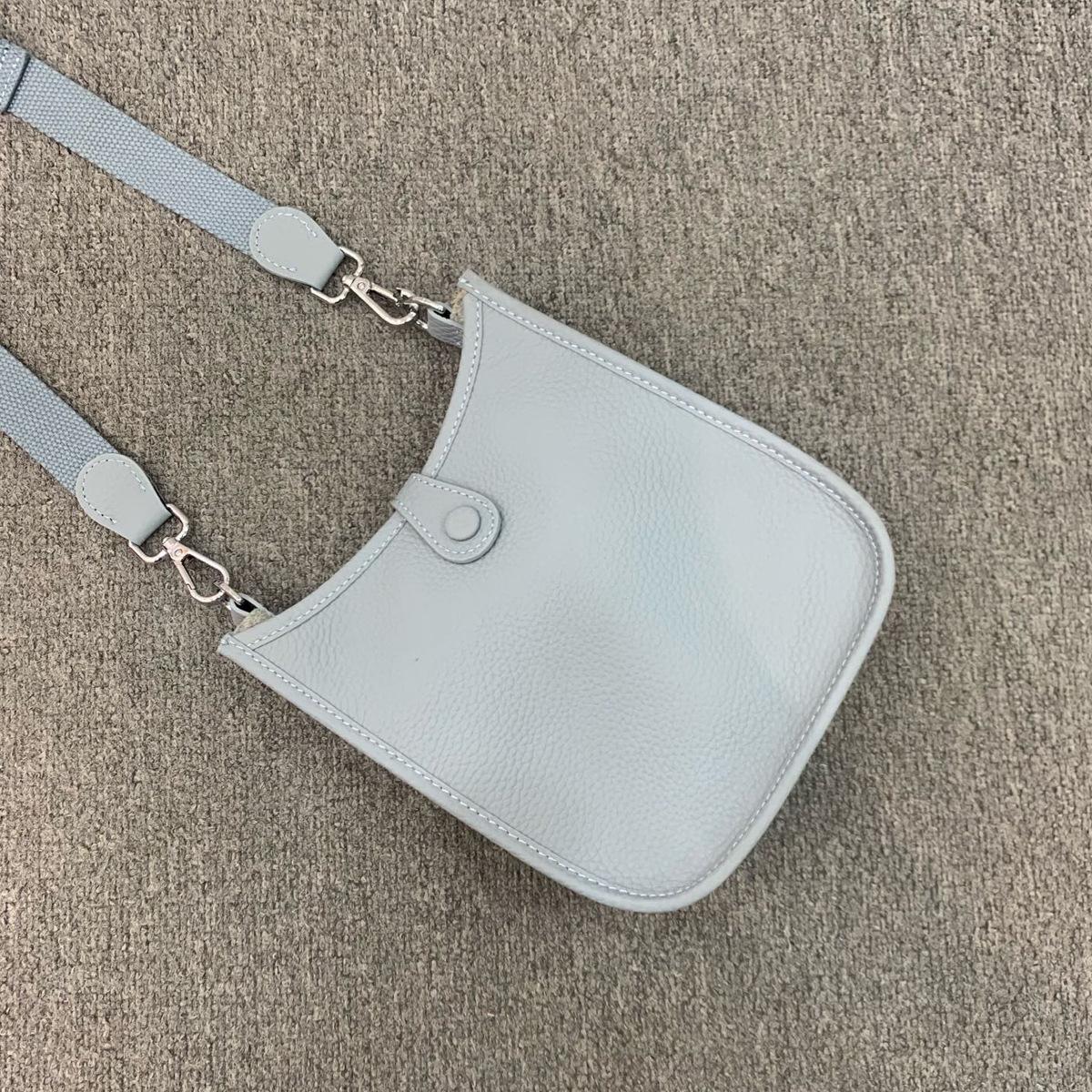 

Новая модная и универсальная сумка через плечо из мягкой коровьей кожи, верхний слой, широкая, кожаная, с полым буквенным узором, повседневная сумка Length 18x Thickness 6x Height 19cm светло-синий