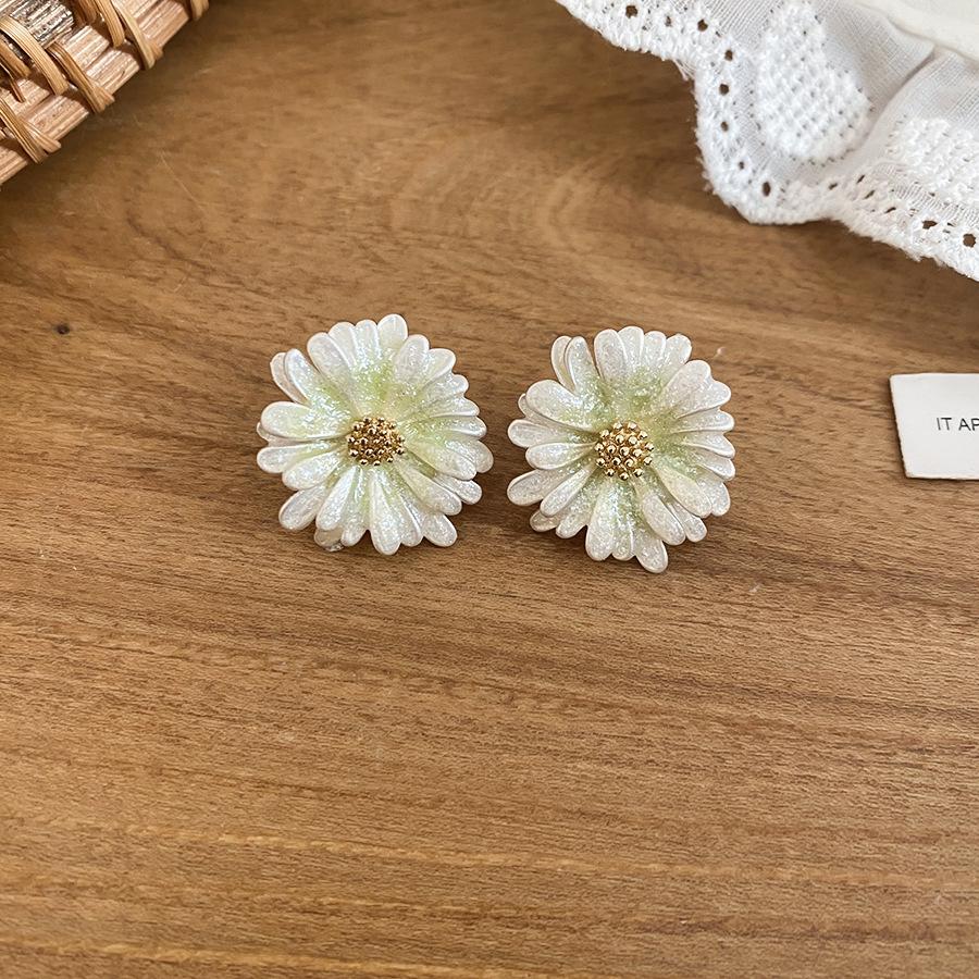 Seaside vacation wind gradual change oil painting wind petal stud earrings small fresh sweet earrings light luxury niche high sense earrings