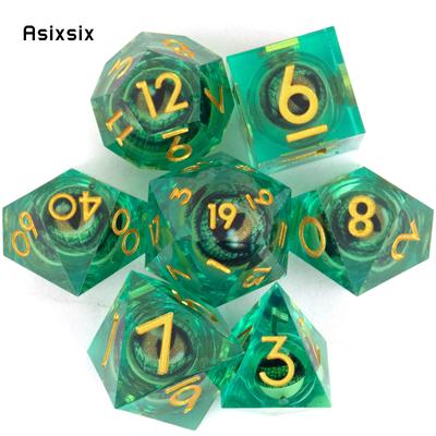 7 Stück grün fließender Sand, goldene Zahlen, scharfkantige Harzwürfel, polyedrische Würfel, geeignet für Rollenspiele, RPG-Brettspiele