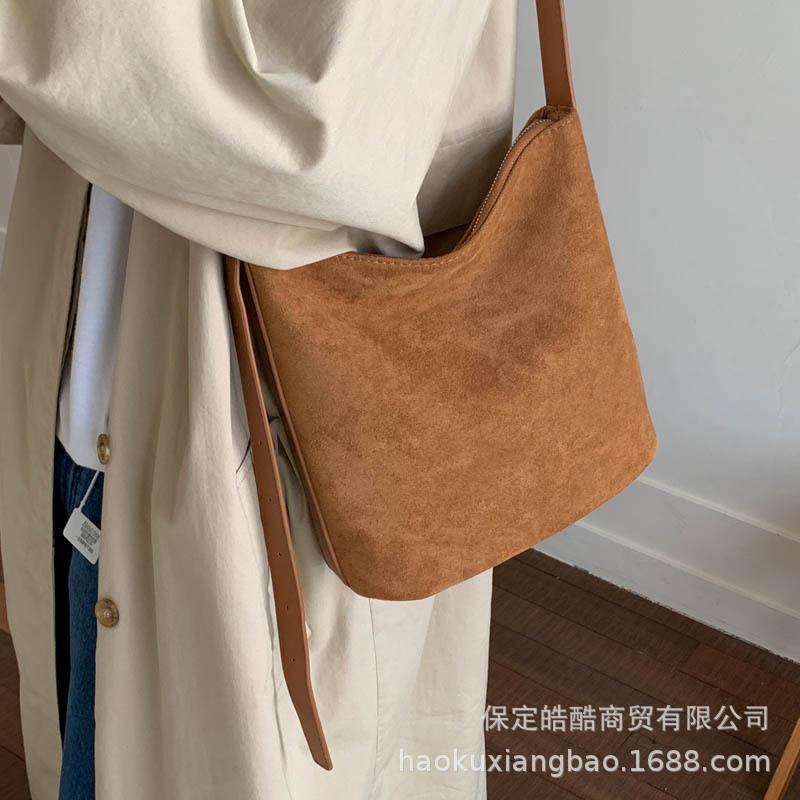 Large Capacity Bag Women's 2025 New Trendy Fashion Retro Shoulder Bag High Sense Commuter Bucket Bag Messenger Bag