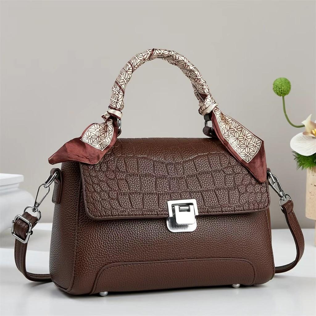 Trendy Street Style Crossbody Bag With Zipper Closure For Casual Outings