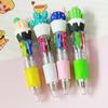 2 Stück Kugelschreiber Tragbar 4 Farben in Einem Stift Glattes Schreiben mit Niedlicher Cartoon-Puppe Oben Mehrfarbiger Stift für Persönlichen Gebrauch