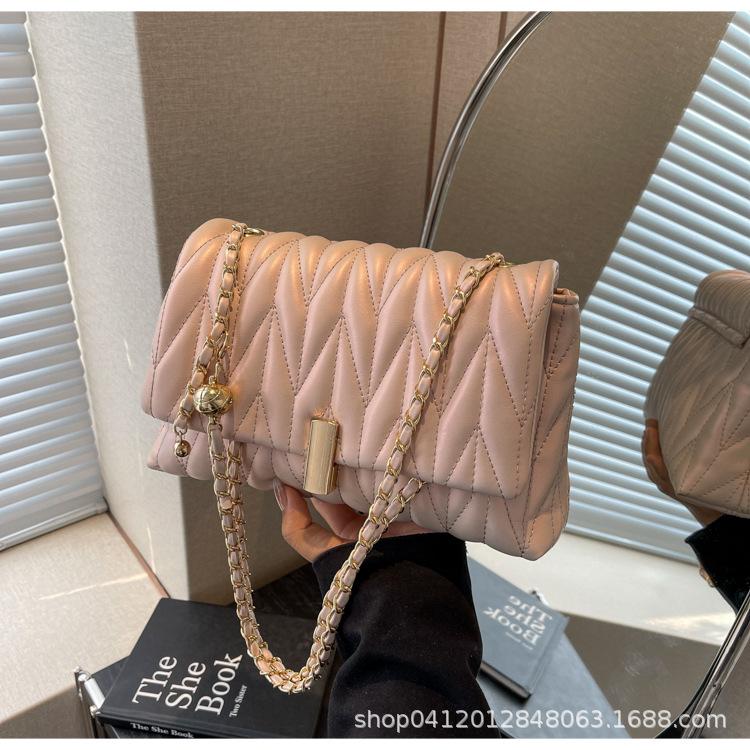 

Дизайнерская ромбовидная цепочка маленькая сумка женская 2025 новая модная нишевая сумка-мессенджер маленькая ароматная сумка через плечо для通勤 розовый