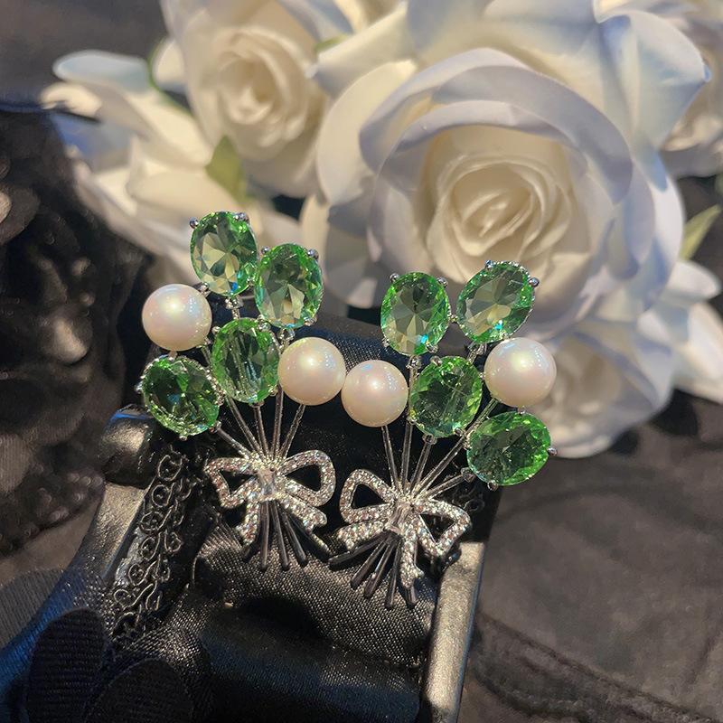 

Серьги-шарики «Исповедь», серьги-гвоздики с цветным турмалином и жемчугом, серьги-букеты в виде женского дерева-бабочки зелёный