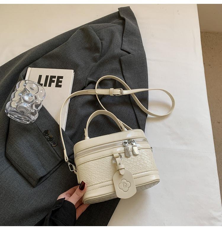 

Handbag bag women s 2025 new cute girl pink box bag French premium texture shoulder messenger bag