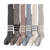 Kniehohe Socken aus Korallenfleece, Verdickte Winter-Langbein-Kniepolster aus Fleece, Locker sitzende Socken für ältere Menschen, Herren-Hausschlafsocken für den Boden