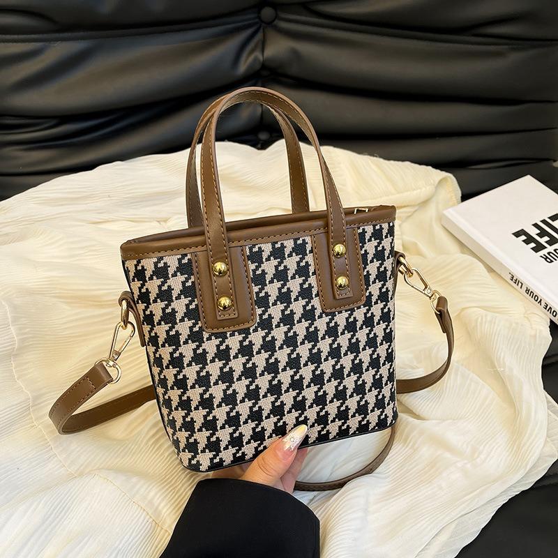 Kleine Taschen sind heute beliebt, vielseitige neue Mode-Umhänge- und Messenger-Taschen für Damen im Herbst und Winter, tragbare Eimertaschen für Damen