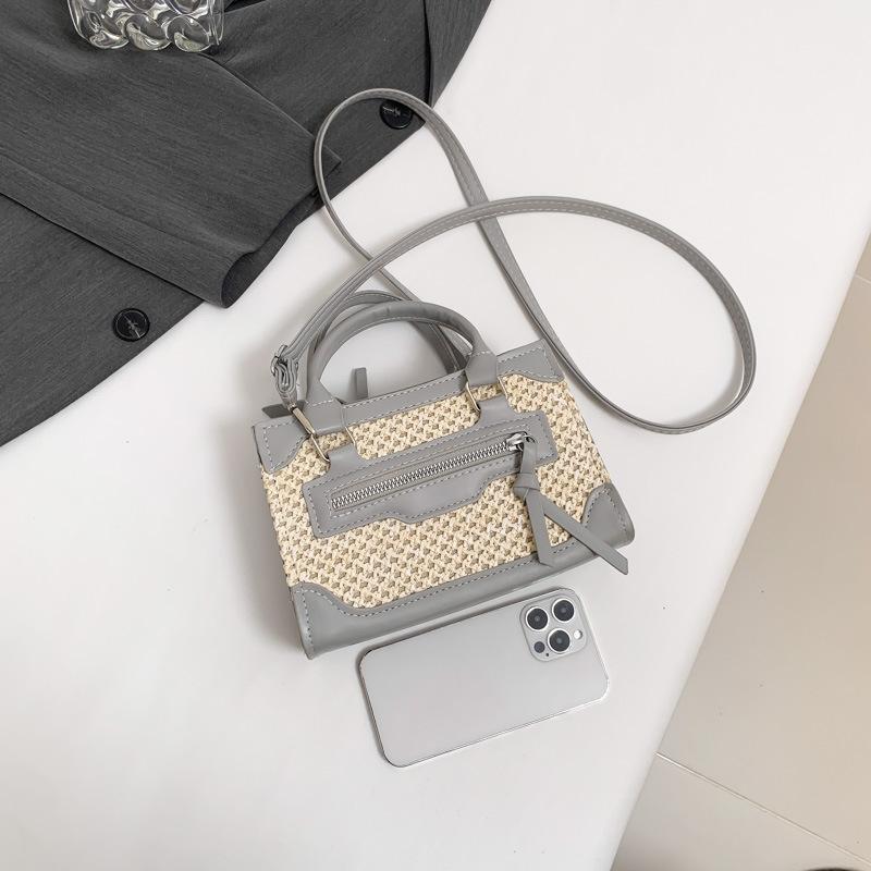 

Niche design bag women s 2025 summer new high-end texture foreign-style messenger bag French popular portable small square bag серебряный