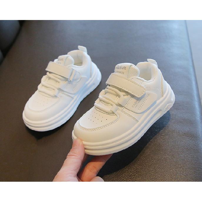 Sapatos Brancos para Crianças2026Novos Tênis Esportivos para Meninos Primavera e Outono, Sapatos Casuais Leves para Meninas, Tênis de Bebê com Solado Macio