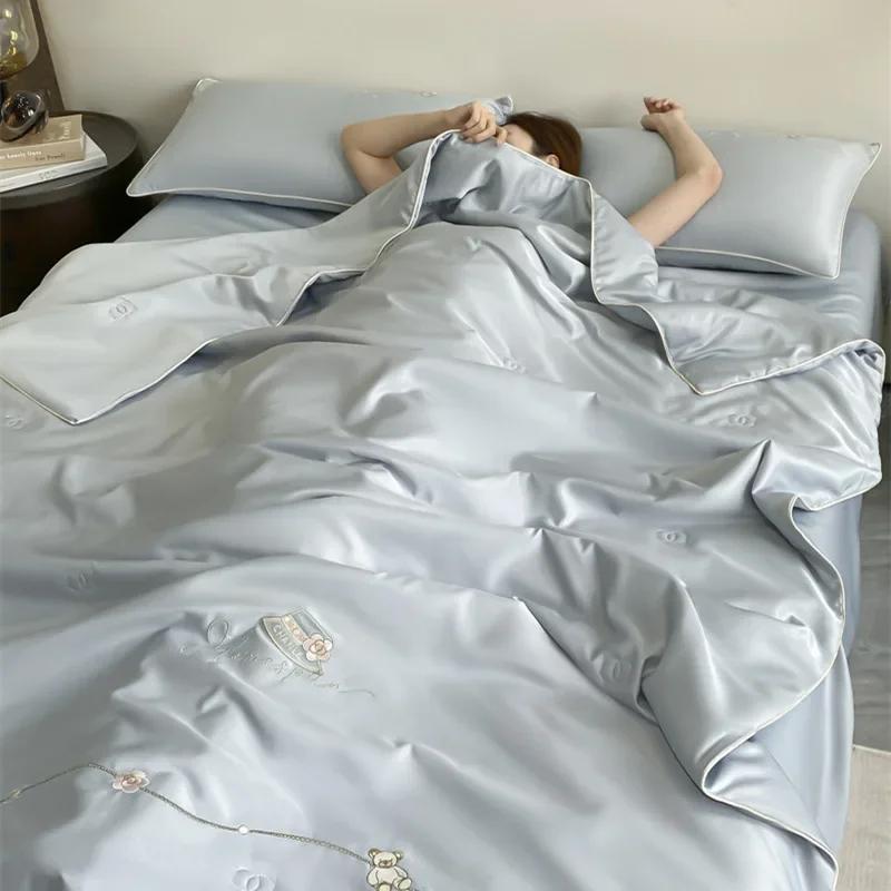 2024 Neue Eis-Viskose Sommerdecke Bär Florale Stickerei Kühlendes Gefühl Dünne Decke Waschbar Antimikrobiell Kühl Leicht Steppdecke