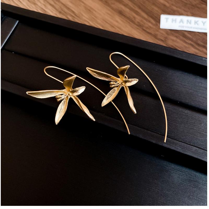 Exquisite Metal Petal Pendant Earrings for Women Chinese Style Blooming Flower Hook Earrings Temperament Girl Jewelry Gifts