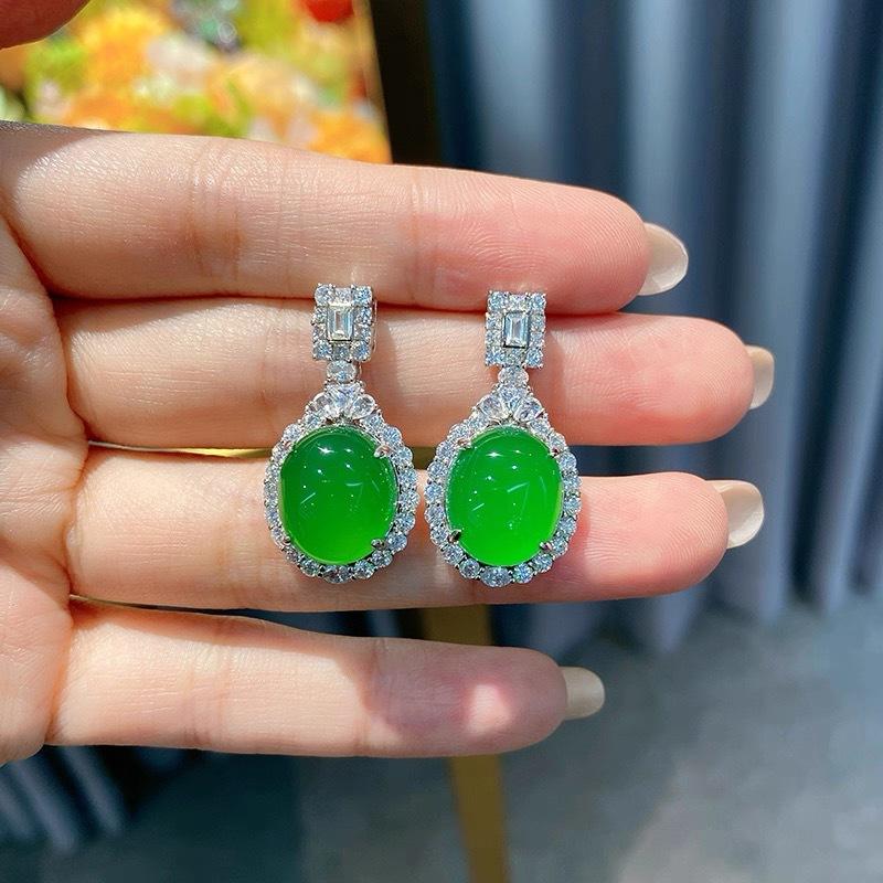 Natürliche Chalcedon Damen Ohrstecker sind vergleichbar mit Jadeit Halskettenanhänger eingelegt mit neuem chinesischem grünem Ei Oberflächenachat Set Schmuck