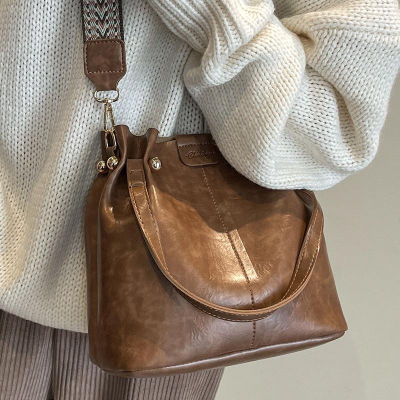 Retro fashion small bag new women's bag Maillard commuter bucket bag high value shoulder bag women