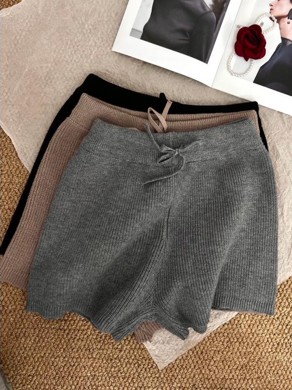 Graue A-Linien-Strickshorts im koreanischen Stil für Damen – Elastischer Bund, Weiter Beinschnitt, Hüftbetont, Schlankmachend, Perfekt für Herbst & Winter