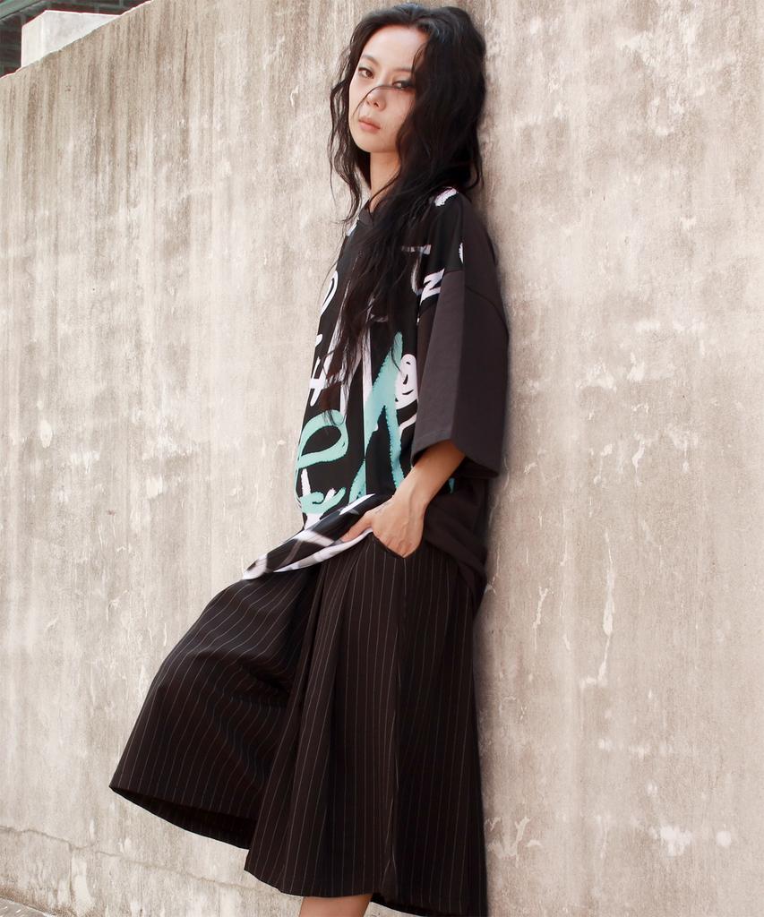 Deumakeu Real Wide Two Tuck Stripe Bumuda Pants - Black