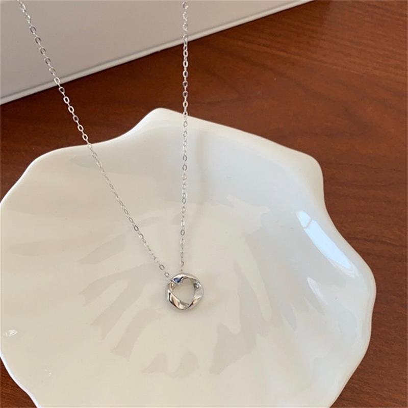 Mobius Ring Necklace: Women's Summer Luxury, Niche Design, High-End Feel, 2023 New Simple Clavicle Chain, Ins Style.
