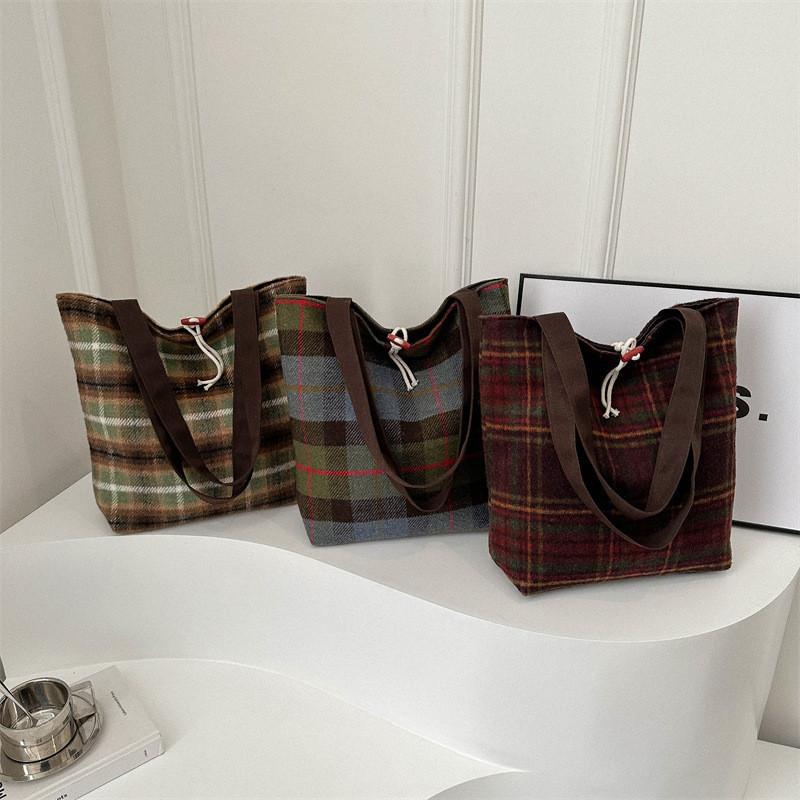 2024 New Korean Style Large Capacity Plaid Tote Bag Woolen Fabric Street Fashion Underarm Bag