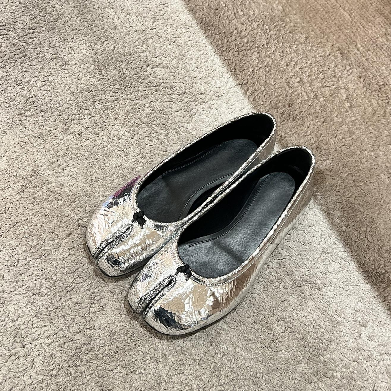 

Sheepskin version~ Mirror split-toed shoes women s pig s trotters shoes shallow mouth with skirt flat-soled single shoes genuine leather Mary Jane 35