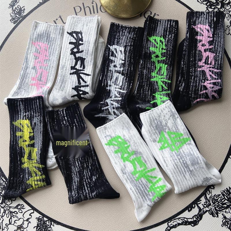 Europejski styl Influencer Graffiti Modne skarpetki do połowy łydki dla kobiet