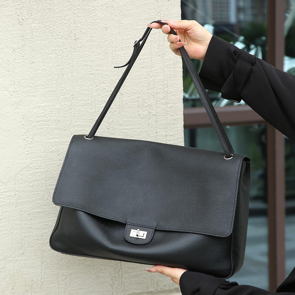 High-end and Elegant Single-shoulder Underarm Handbag Made of Genuine Leather, Women's Bag with A Flap Closure Casually