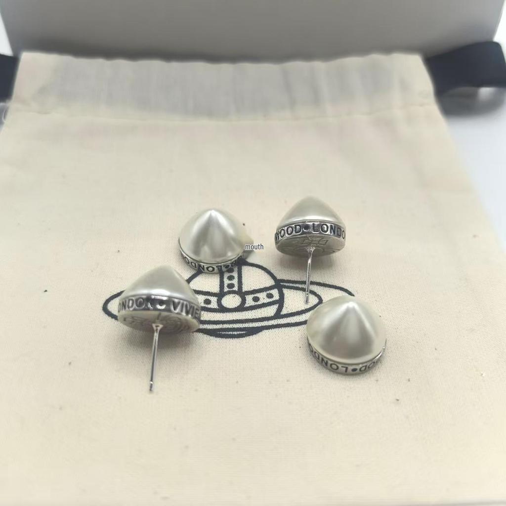 Unisex Punk-Ohrstecker mit Perlenbuchstaben und doppelseitigem Kegelniet