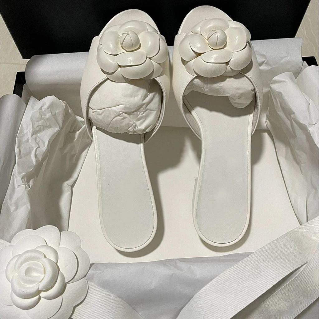 Läder små doftande vind kamelia tofflor kvinnor bär sommar nya fevind platt botten strand halv bricka sandaler