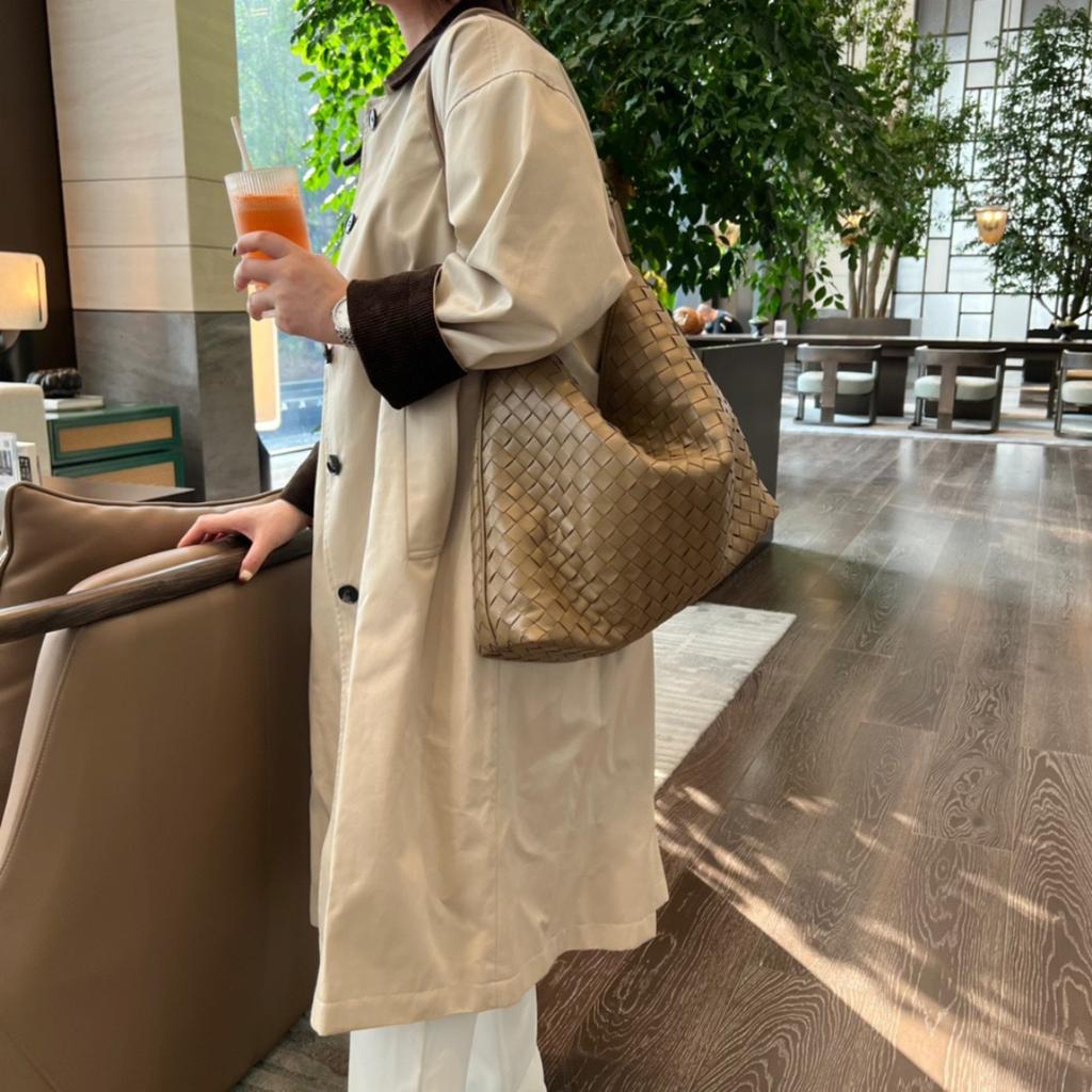 Pure hand-woven large-capacity tote armpit bag, new fashionable commuting versatile bucket oblique span bag, premium women's bag