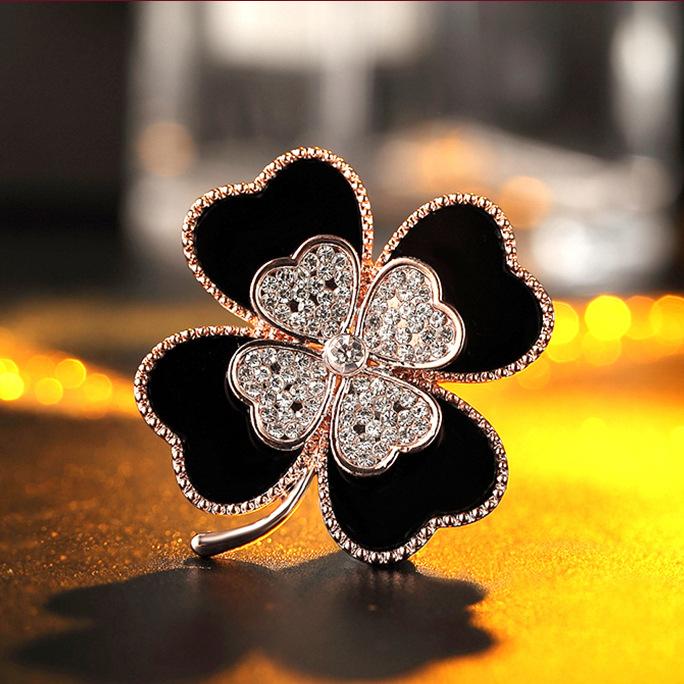 Black Four-Leaf Clover Brooch, High-End Femininity, Fashionable Diamond-Encrusted Brooch, Anti-Light Pin, Clothes And Accessories.