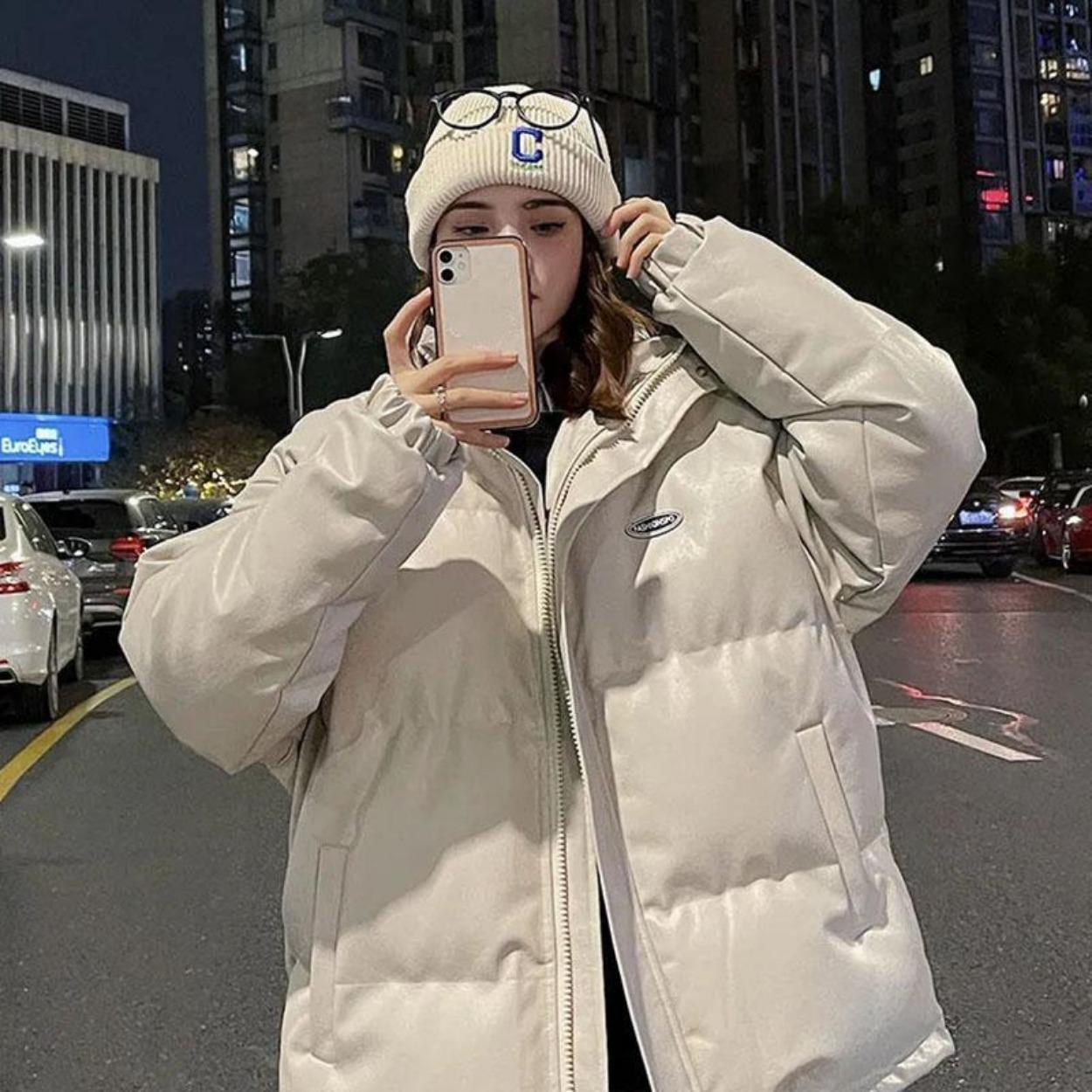 Женская осенне-зимняя свободная теплая однотонная ветрозащитная куртка большого размера — фото 5