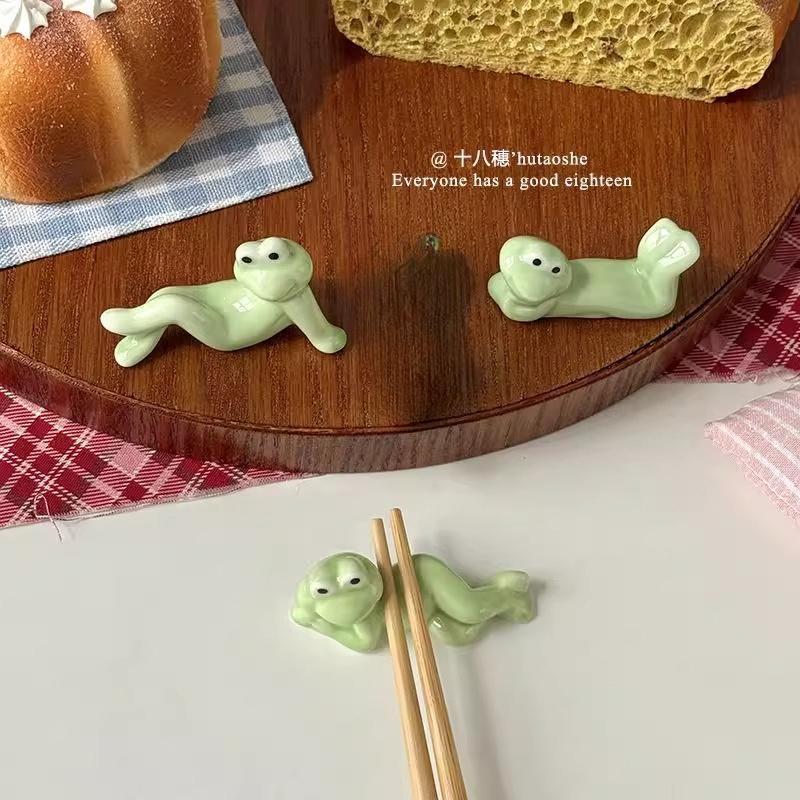 Creative Ceramic Funny Frog Chopstick Holder Cutlery Stand Spoon Fork Rest Tableware Restaurant Utensil Kitchen Tools Home Decor