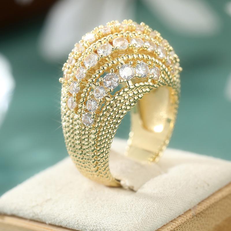 Luxurious Chic Design Full Dazzle Synthetic Zirconia Golden Ring for Women Elegant Fashion Fine Banquet Anniversary Jewelry Gift