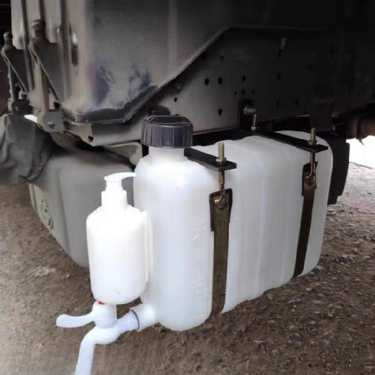Convenient Outdoor Hand Washing Solution Water Tank For Truckers 9L Portable Tank With Easy Installation For Cleanliness