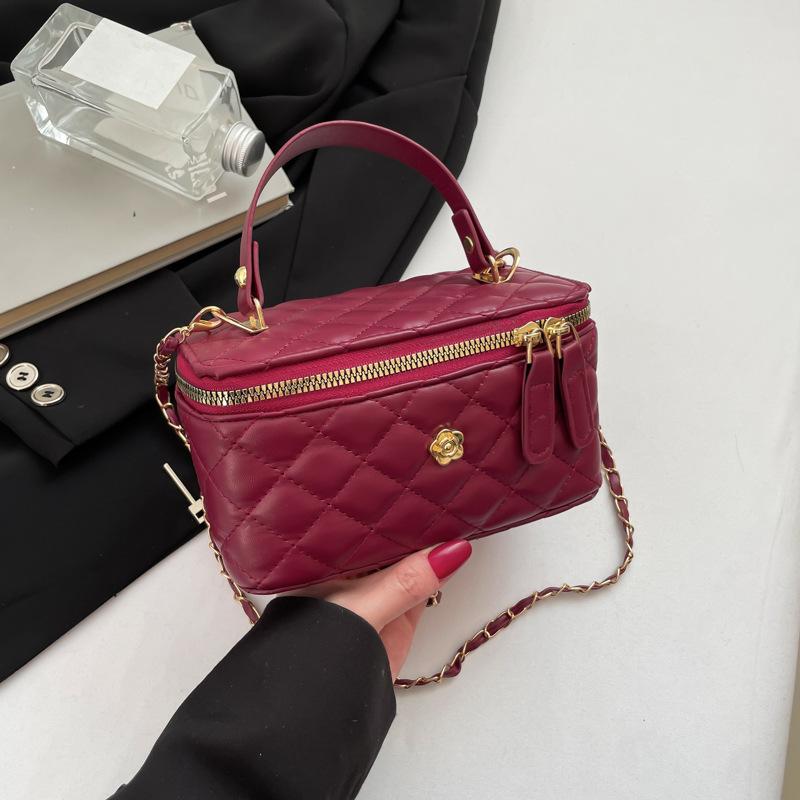 

Vintage 2025 spring new fashion trend embroidery thread diamond women crossbody shoulder portable small square bag small fragrant wind красный