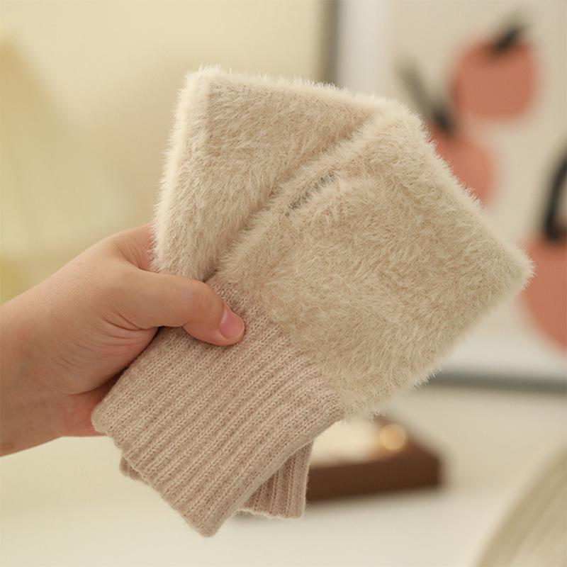 

Knitted wrist guard girl cute bare finger half finger cross letter plush spot wholesale хакі