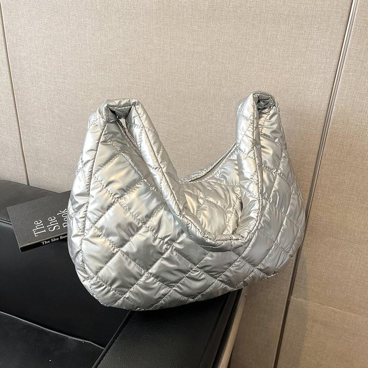 Chic And Versatile Shoulder Bag For Women Featuring Diamond Pattern And Soft Fabric