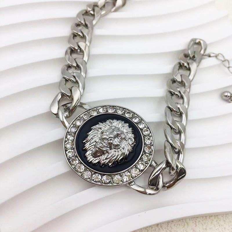 

Увеличенный браслет в виде головы льва серебряный