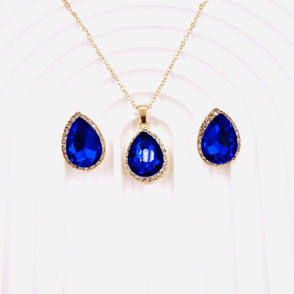 Versatile Set di Gioielli in Tre Pezzi: Collana e Orecchini Multicolor con Design a Goccia d'Acqua di Cristallo con Diamanti.