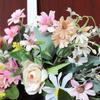Corona de Flores Artificiales de Verano de 17.7 Pulgadas con Varios Tipos de Flores para Decoración de Puerta o Pared
