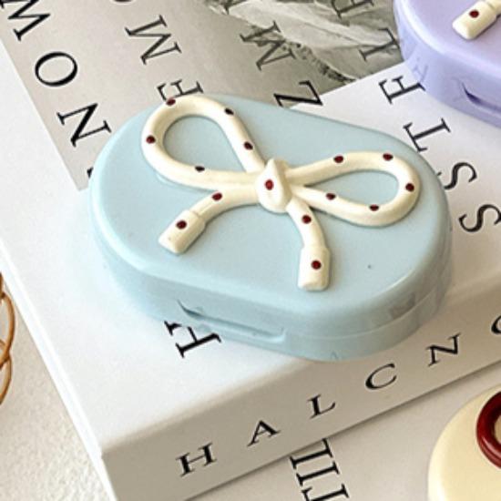 Bonbonfarbene Kontaktlinsenbox Niedliche Schleife Tragbarer Kontaktlinsenbehälter mit Pinzette Saugstab Set für Reise-Kit-Halter