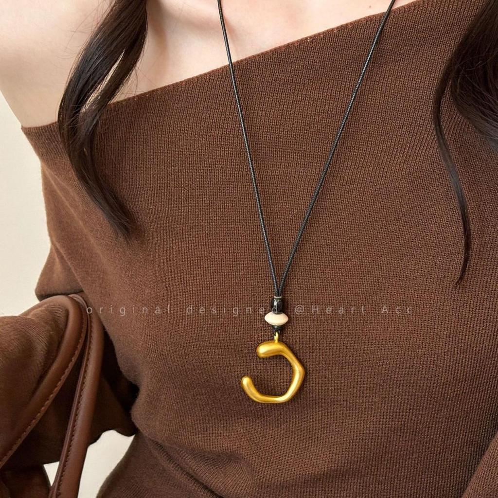 Minimalist Irregular C-Shaped Pendant Necklace: Women's Versatile Long Sweater Chain with Niche Design Sense