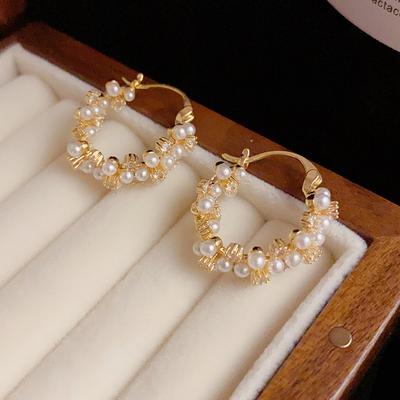 French Temperament Light Luxury High-end Personalized Pearl Zircon Retro Sweet and Niche Design Earrings for Girls.