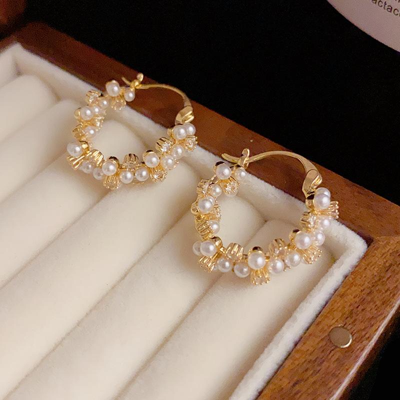 

French Temperament Light Luxury High-end Personalized Pearl Zircon Retro Sweet and Niche Design Earrings for Girls.