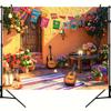 Une pièce de tissu de fond sur le thème du carnaval mexicain, une guitare, des bannières colorées et des pots de fleurs conviennent aux célébrations.